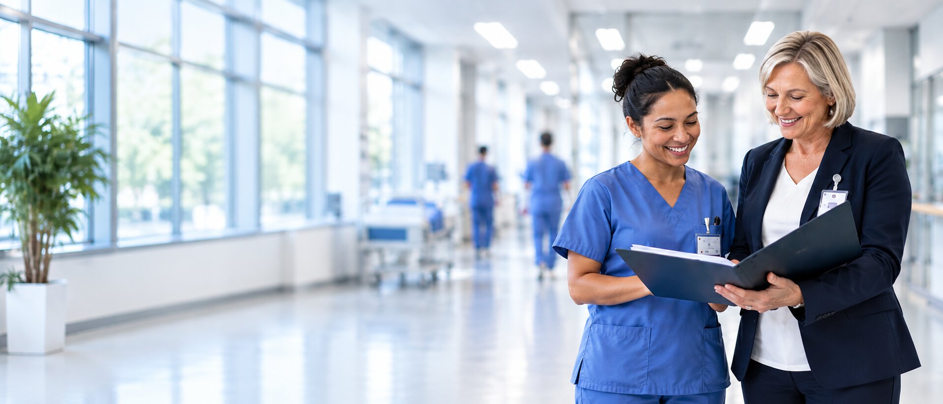 Internationale Pflegefachkraft mit Ansprechpartnerin in einer Gesundheitseinrichtung